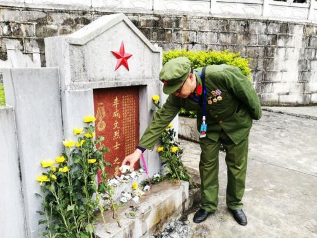 兰迅老兵向李成文烈士敬酒.jpg