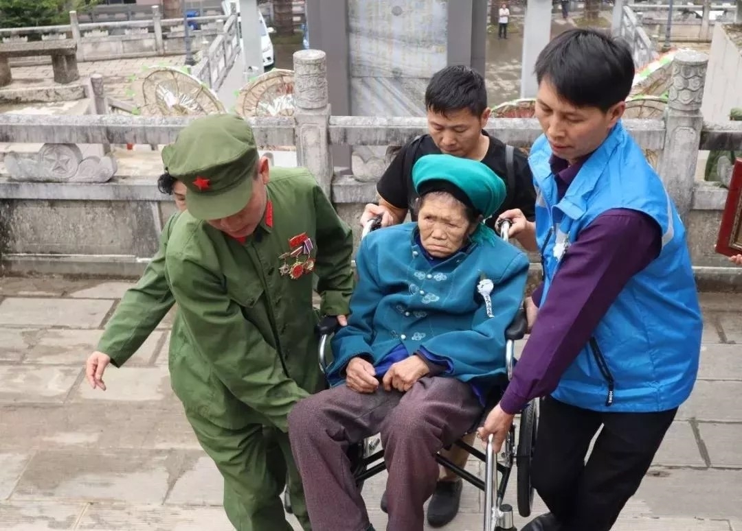 众人抬着朱妈妈.jpg