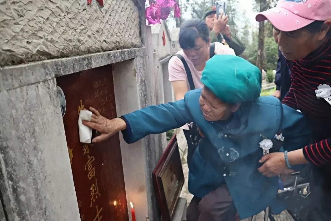 朱妈妈擦拭墓碑.jpg 朱妈妈擦拭墓碑.jpg