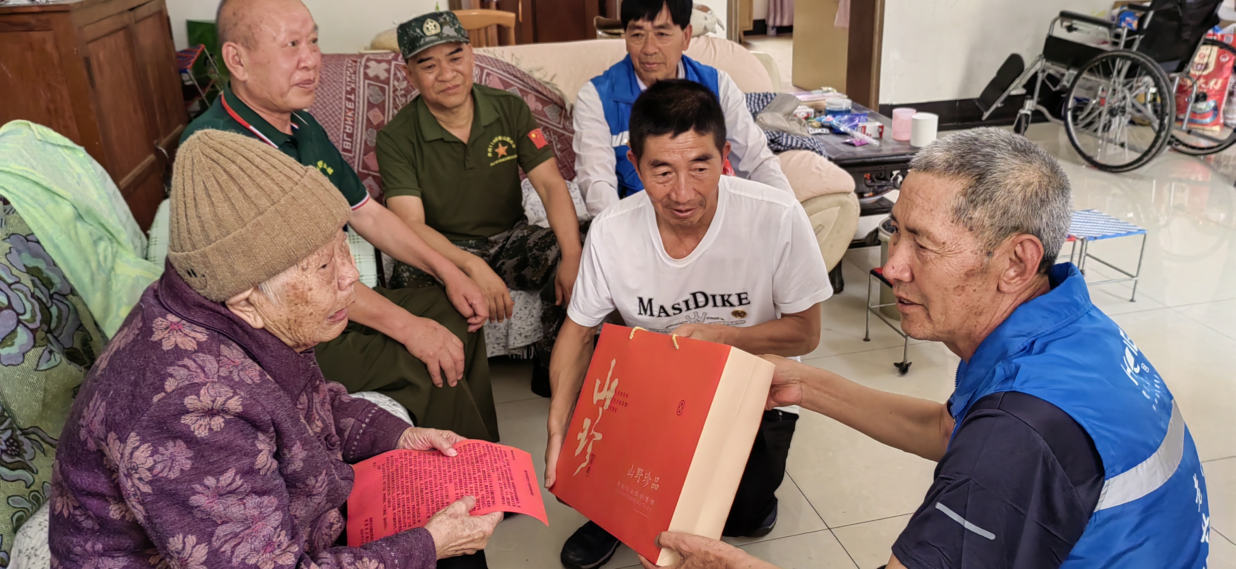 67慰问陆良的刘妈妈1.jpg 67慰问陆良的刘妈妈1.jpg