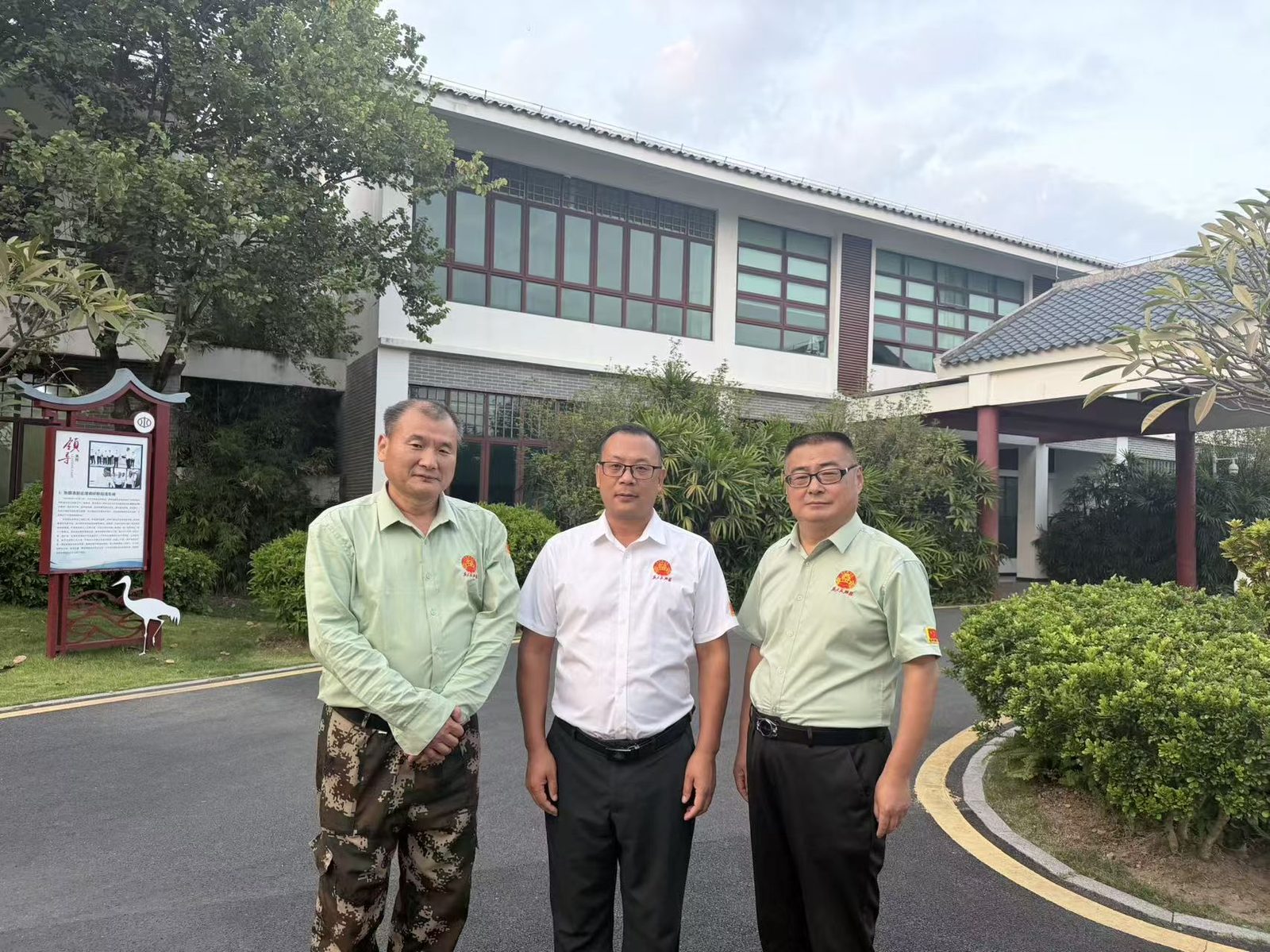 三位发起人走访拥军合作单位调研合影