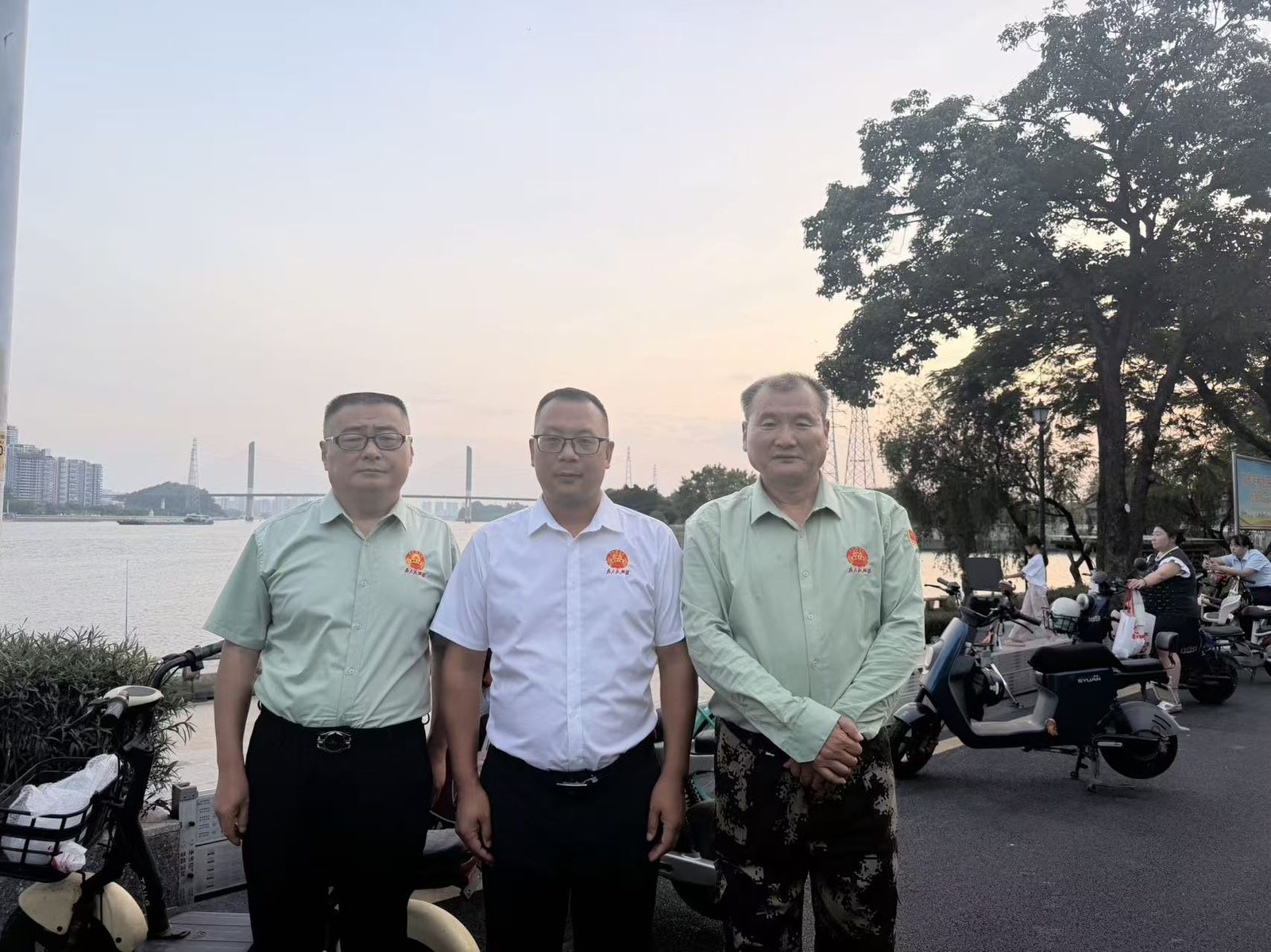 三位发起人工作交流间隙合影