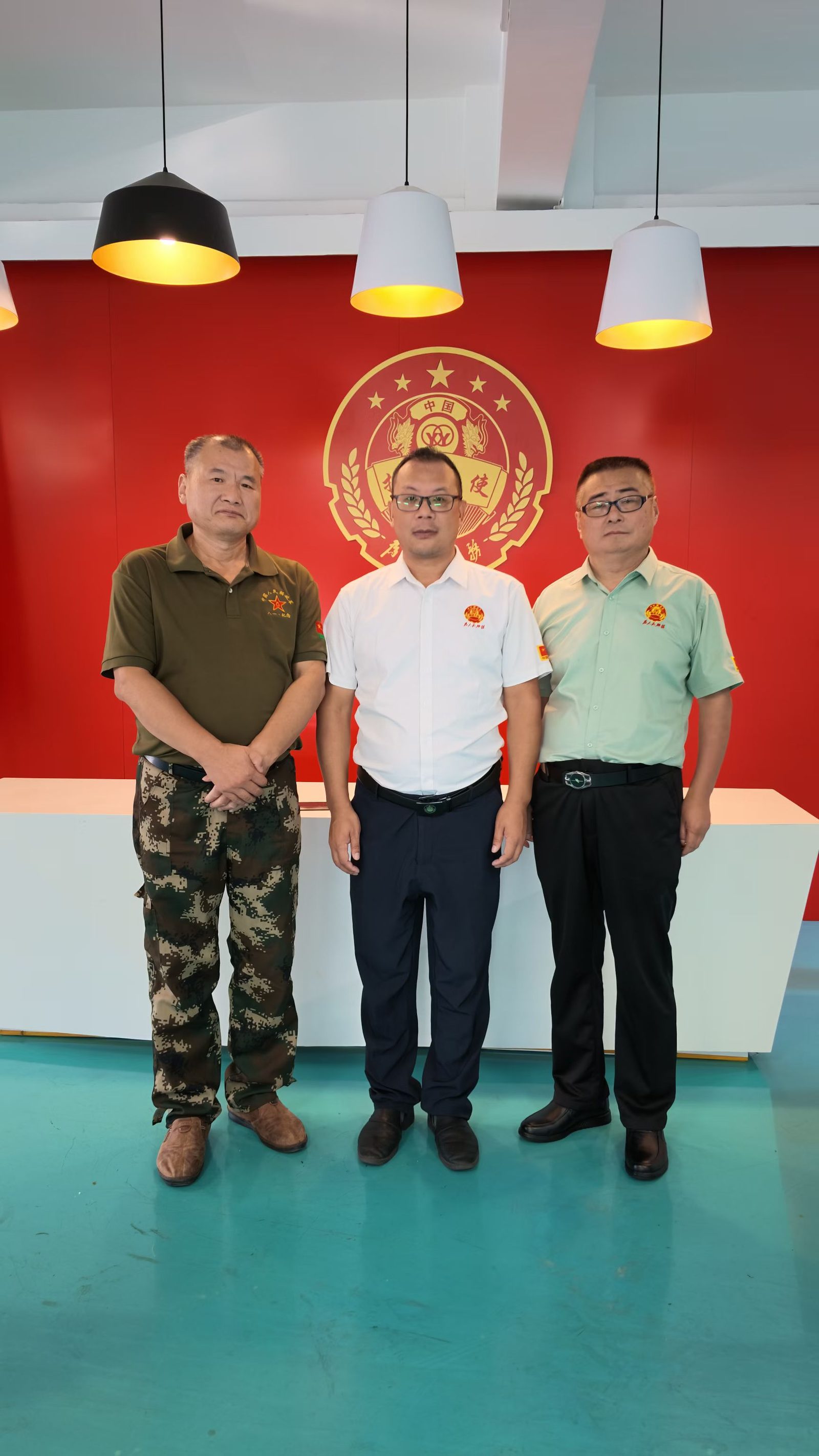 三位发起人在红色文化墙前合影