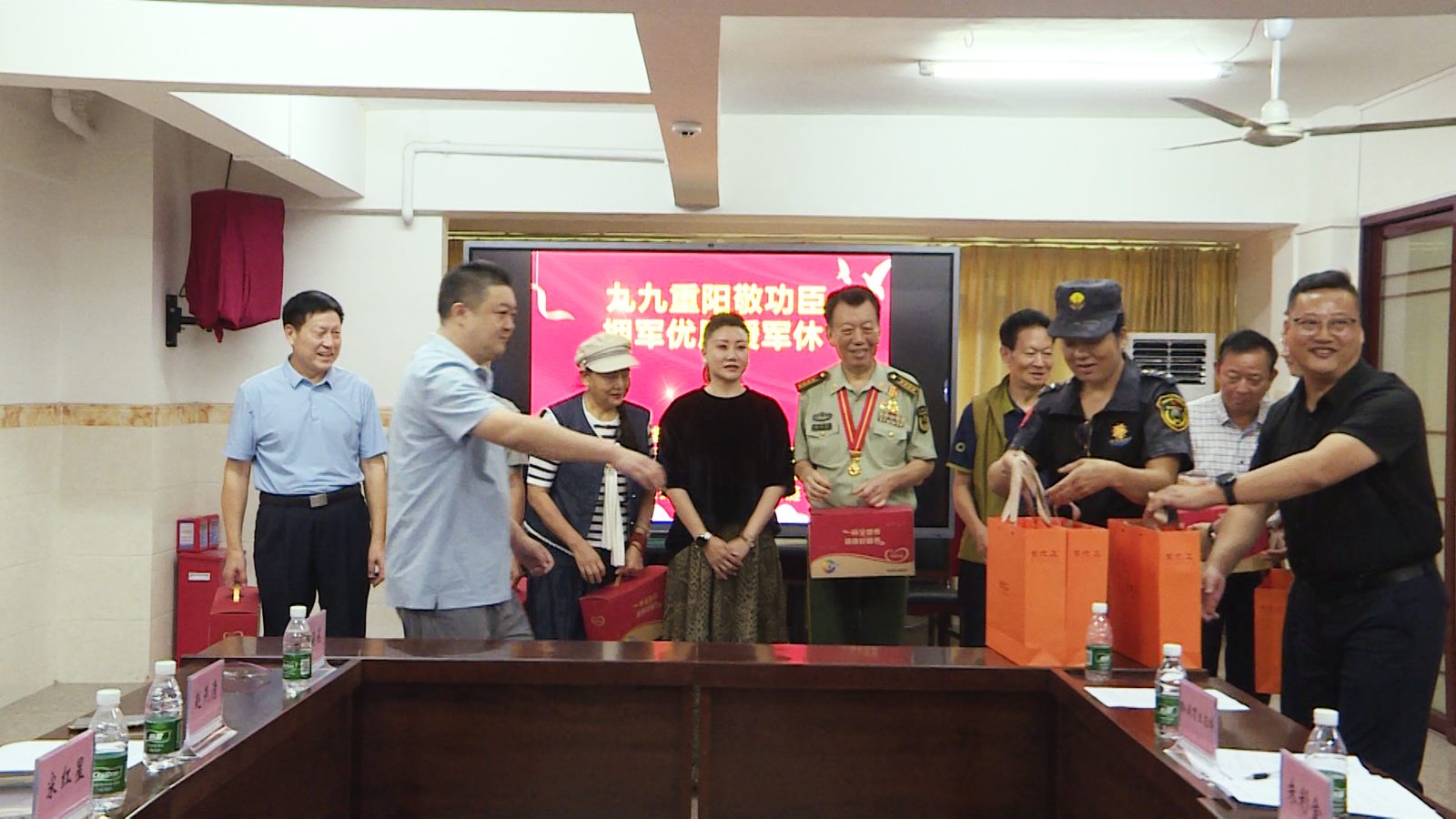 为军休老首长送上重阳慰问物资