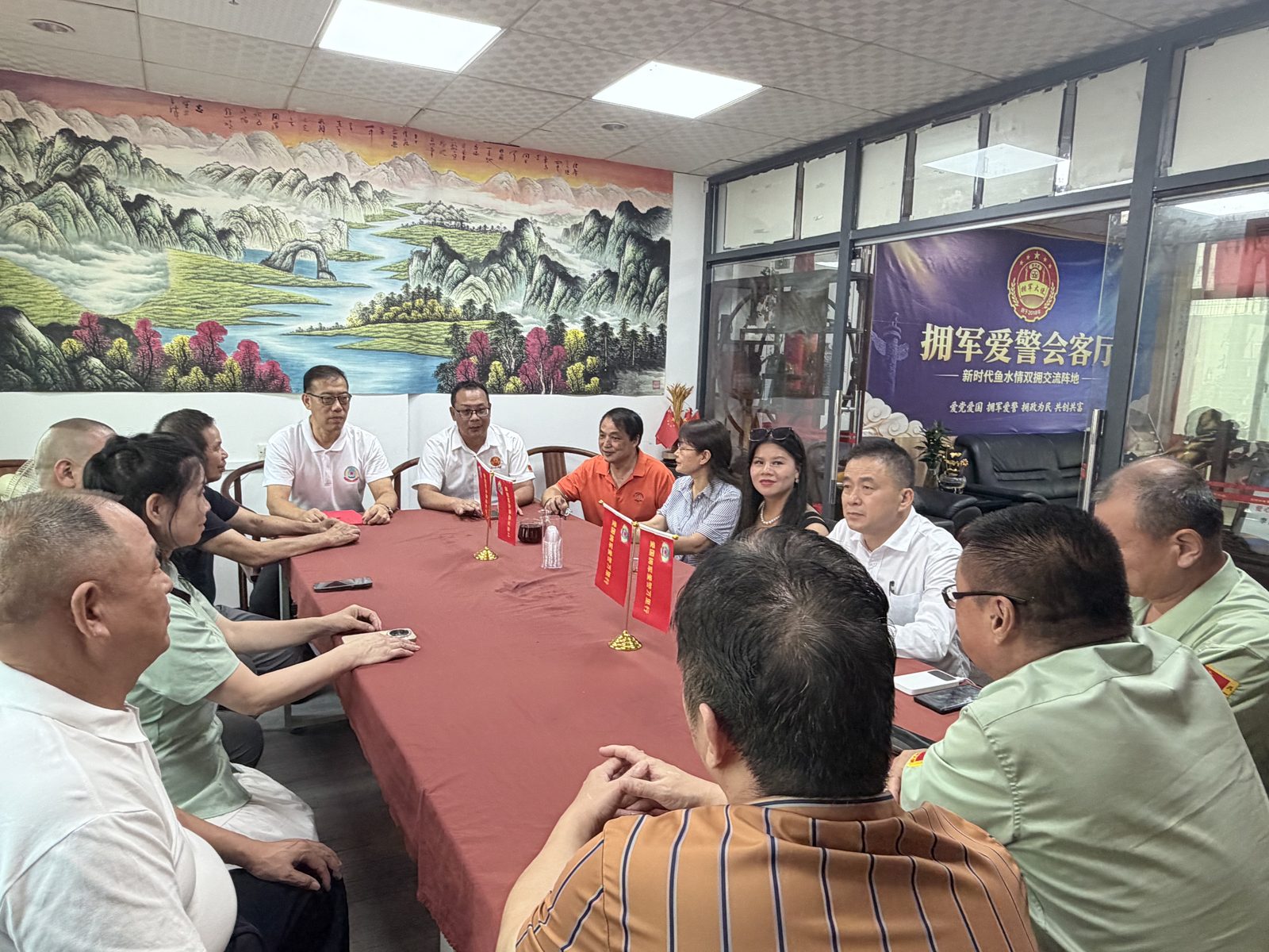 与会代表交流发言