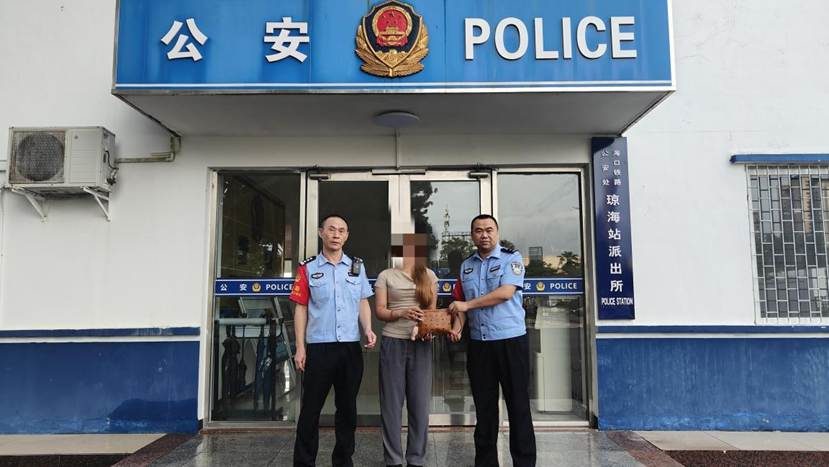 失主小陈(中)向琼海站派出所民警致谢并合影留念