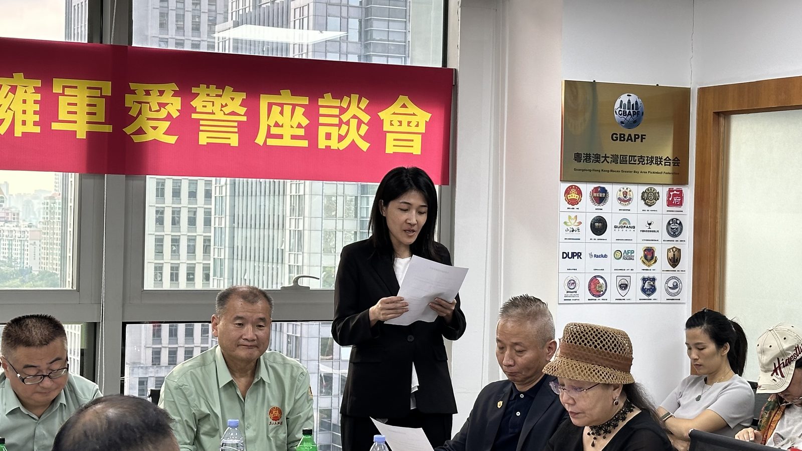 与会代表认真听取发言