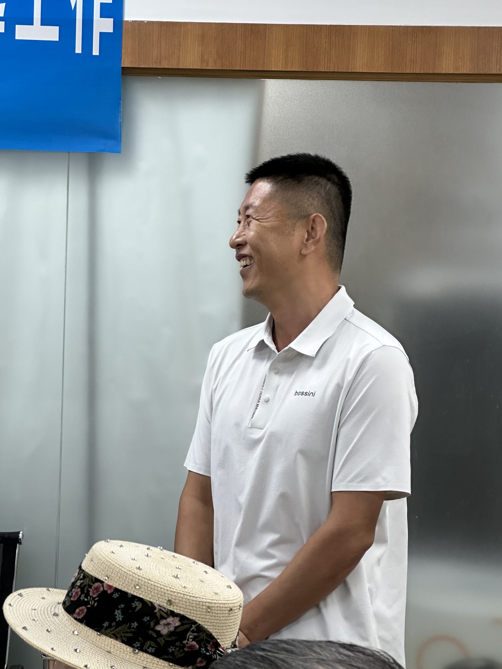 与会代表作交流发言