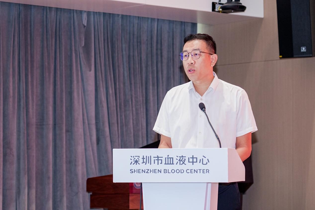 市退役军人服务中心主任胡兵亚现场宣读《致深圳市退役军人的无偿献血倡议书》