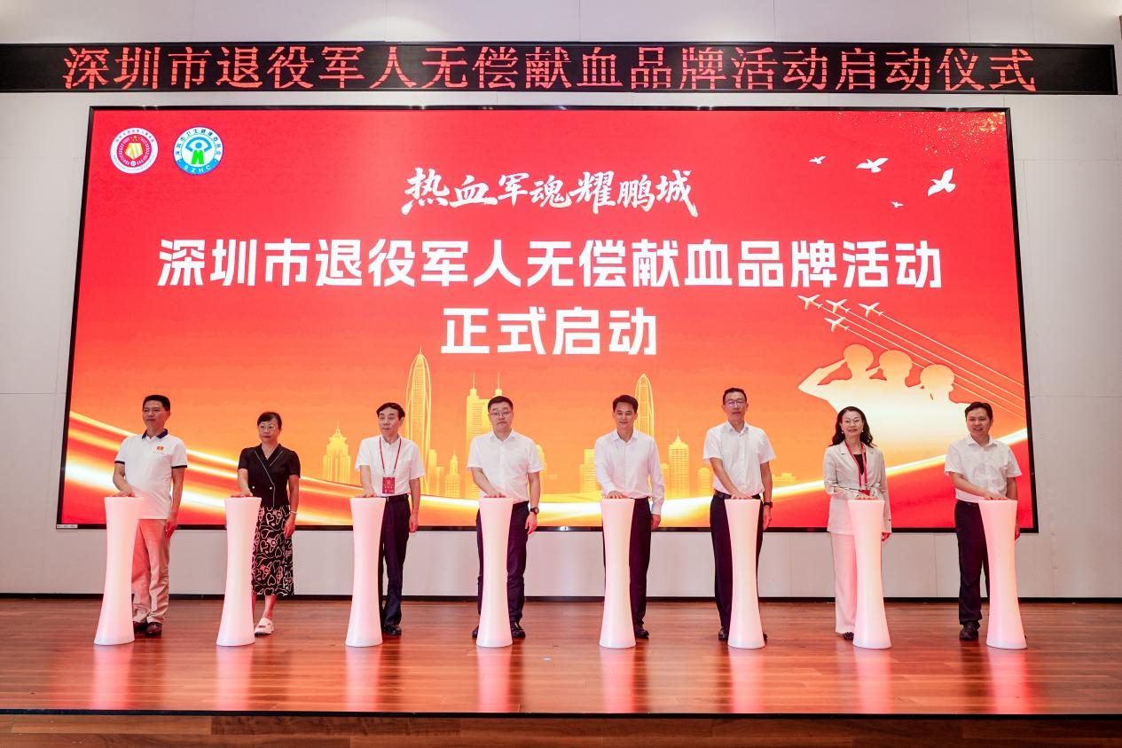 市退役军人服务中心主任胡兵亚宣读倡议书